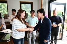 [포토] 송미령 농식품부 장관, 세종시 청년농업인들과 현장 소통