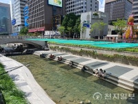 [포토] 대서에 서울 34.5도… 청계천 찾은 시민들 그늘막 아래 더위 피신