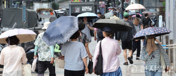 [포토] 남녀노소 양산은 필수템