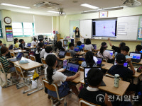 [경기 디지털선도학교 탐방⑥] 평택 송화초등학교 태블릿 속 교실 혁명… 디지털이 바꾼 농촌 학교