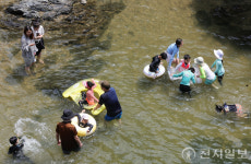 [포토] 휴가철 계곡 찾은 나들이객들