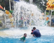 [포토] 도심에서 벗어나 물놀이 즐기는 가족
