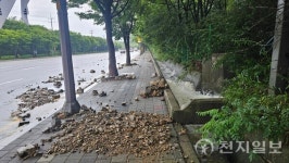[포토] 폭우에 인천 경명대로 덮친 낙석