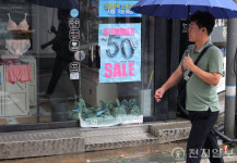 [포토] 침수 피해 예방 모래주머니 쌓인 연신내 로데오거리 매장