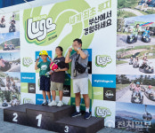 [포토] 스카이라인 루지 부산서 포즈 취하는 가족