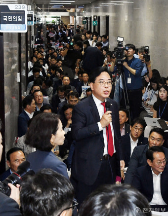 [포토] 국힘, 특검 압수수색에 원내대표실 의원총회