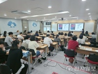 진주의 수치 vs 차별 안 돼… 성평등 특강 갈등 거리로 번져