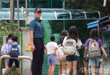 [포토] 초등학교 주변에 배치된 경찰