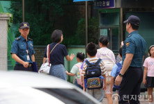 [포토] 초등학교 주변 경찰 순찰 강화