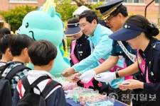 이상일 용인시장, 남곡초등학교서 교통안전 캠페인 동참