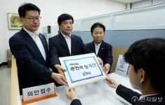 [포토] 민주당, 송언석 원내대표 징계안 의안과 제출