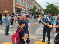 순천경찰서, 통학로 집중점검… 남산초 일대 안전 캠페인