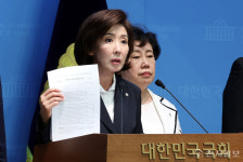 [포토] 나경원, 서영교·부승찬 비판