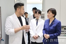 송미령 농식품부 장관, 추석 연휴 운영하는 동물병원 방문 점검