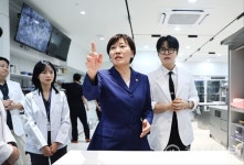 송미령 농식품부 장관, 추석 연휴 운영하는 동물병원 방문 점검