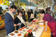 아산시의회, 온양온천 전통시장서 추석 장보기 행사 개최