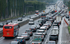 [고속도로 교통상황] 추석 이튿날도 귀성·귀경길 정체… 부산→서울 7시간