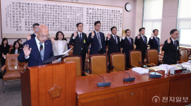 [포토] 국정감사 선서하는 조원철 법제처장