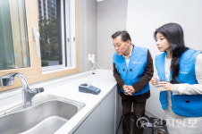 이재준 수원시장, 수돗물 민원 발생 주택단지 방문