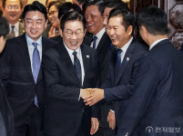 [포토] 민주당 정청래 대표와 인사하는 이재명 대통령