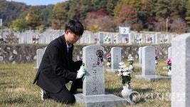 [현장in] 현충원 묘역 정화 활동 나선 청년들… 순국선열 희생에 감사