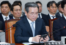 [포토] 휴대전화 보는 김용범 정책실장