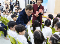 [포토] 상도유치원생들과 인사 나누는 정근식 서울시교육감