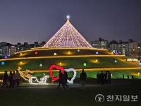 [포토] 대형 성탄트리 밝힌 순천 오천그린광장, 연말 분위기 절정