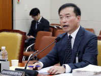 [포토] 김종철 방미통위원장 후보자, 질의 답변