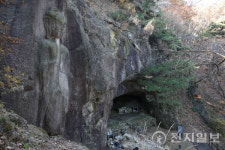 [단독] 진천 사곡리 마애여래 입상 국보급 재조명