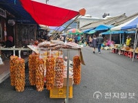[포토] 흐린 겨울 낮에도 살아난 장날 풍경… 구례 전통시장