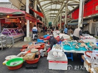 [포토] 흐린 겨울 낮에도 살아난 장날 풍경… 구례 전통시장