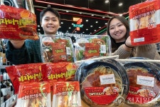 토마토·초신선 맥주·게임 IP까지… 편의점 3사, 먹는 전략으로 신상 승부