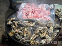 [지역명물] 붉게 타오르는 장작불 속 겨울 별미 한 상