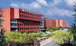 부산교육청, 96세 할머니 중학교 학력 인정서 수여