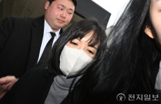 [포토] 법정 나서는 LG家 장녀 구연경