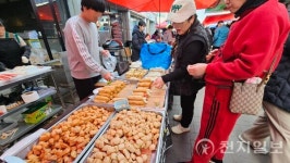 [포토] 설 앞둔 전통시장 북적… 정겨운 흥정 소리 광주 송정5일시장