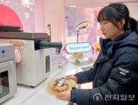 [현장in] CU, 성수에 K-디저트 특화 편의점 1호점 개점… 글로벌 거점 띄웠다