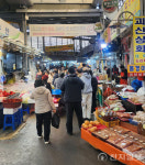 [포토] 설 맞아 장보러 나온 발걸음, 충주 무학시장