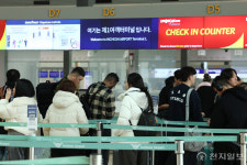 [포토] 출국 수속 대기하는 여행객들