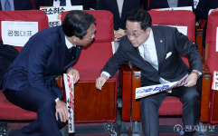 [포토] '공소취소의원모임 출범' 대화 나누는 박성준-김승원