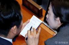 [포토] 황정아 의원과 밀담 나누는 정청래 대표