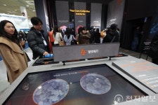 [포토] L&F 배터리 소재 기술 살펴보는 관람객들