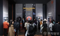 [포토] L&F 배터리 소재 기술 살펴보는 관람객들