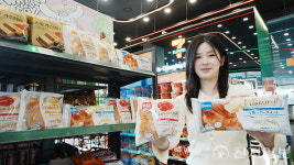 뜨는 디저트 즉각 출시…편의점 버터떡·금테크 경쟁