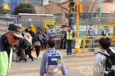 이상일 용인시장, 둔전초등학교 등굣길 어린이 교통안전 캠페인 참여
