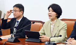 [포토] 원내대책회의 발언하는 한정애