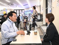 오세훈, 고립은둔 청년 정책 현장 점검… 대학로 편의점 현장 방문