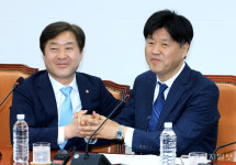 [포토] 김용 전 부원장과 필담 나누는 황명선 최고위원