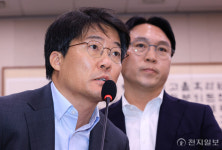 [포토] 질의 답변하는 한상진 기자